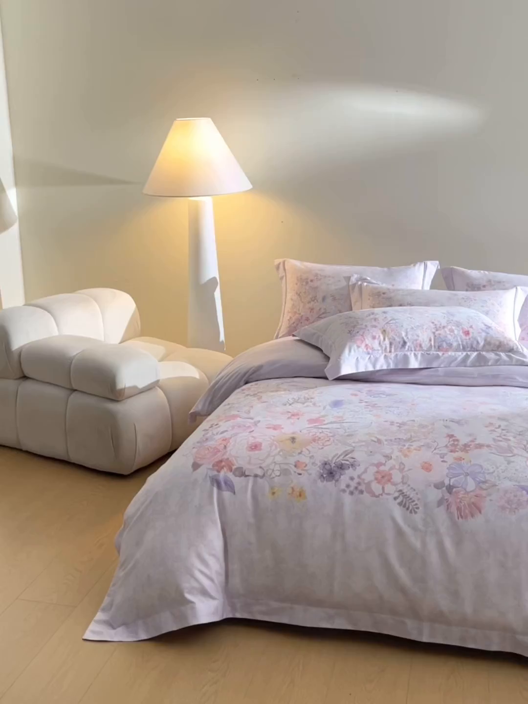 91家纺网 家纺一手货源 找家纺 U品汇 2026新品纯棉全棉平网大版数码印花四件套高端60支长绒棉贡缎埋绳宽边系列 花笺梦语（紫）