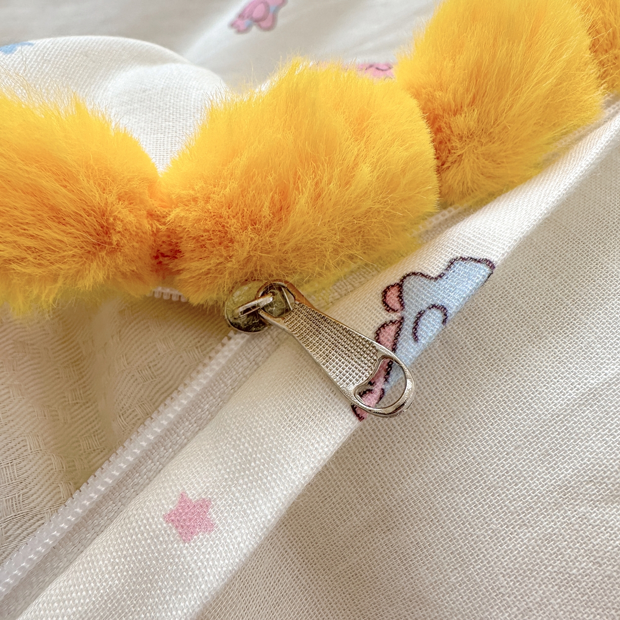 91家纺网 家纺一手货源 找家纺 丽涵家纺 2026新款全棉双层纱毛球花边单品被套 小怪兽