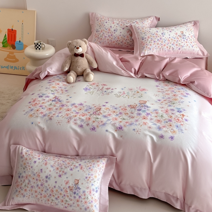 91家纺网 家纺一手货源 找家纺 U品汇 2026新品纯棉全棉平网大版数码印花四件套高端60支长绒棉贡缎埋绳宽边系列 花漾熊趣（粉）