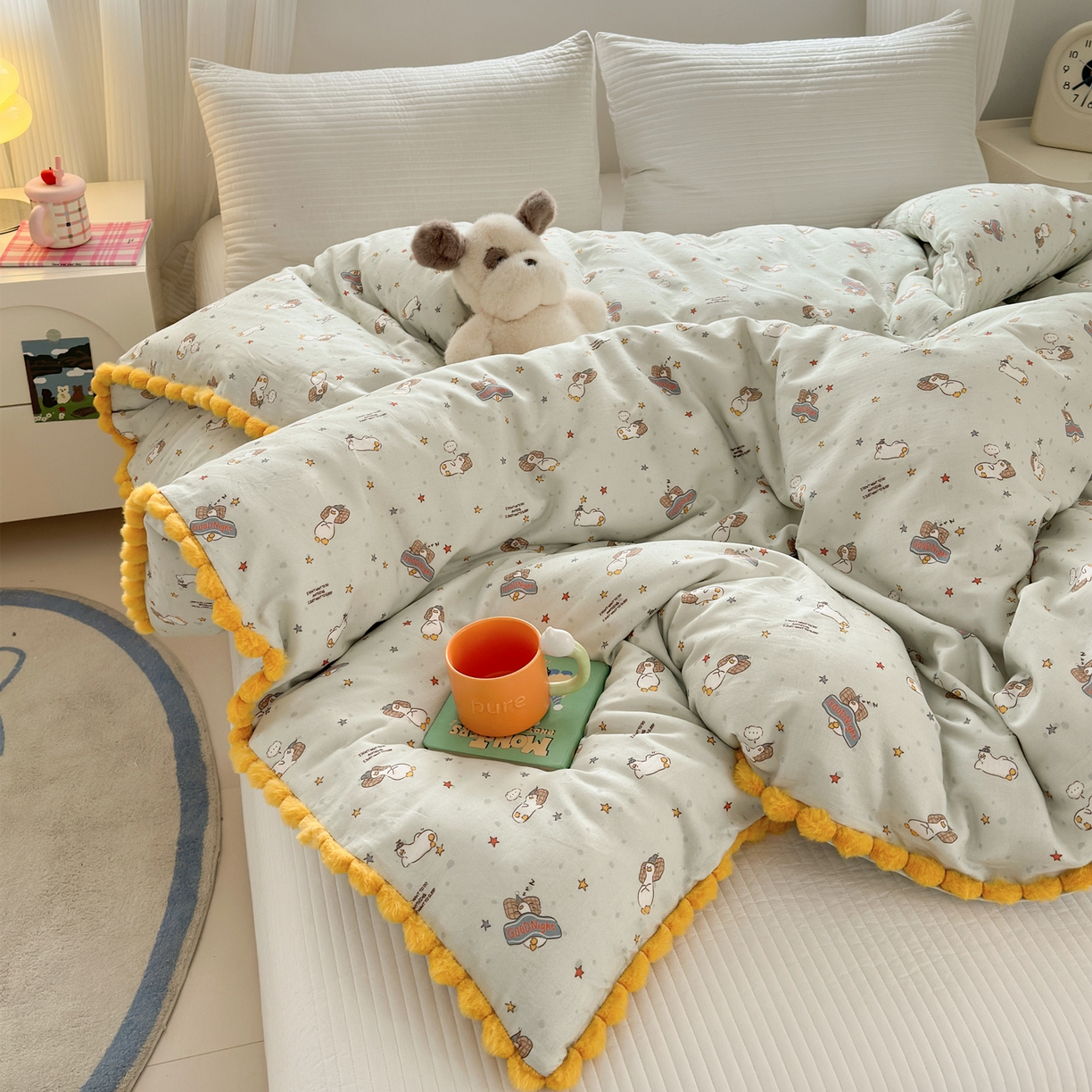 91家纺网 家纺一手货源 找家纺 丽涵家纺 2026新款全棉双层纱毛球花边单品被套 晚安鸭-绿