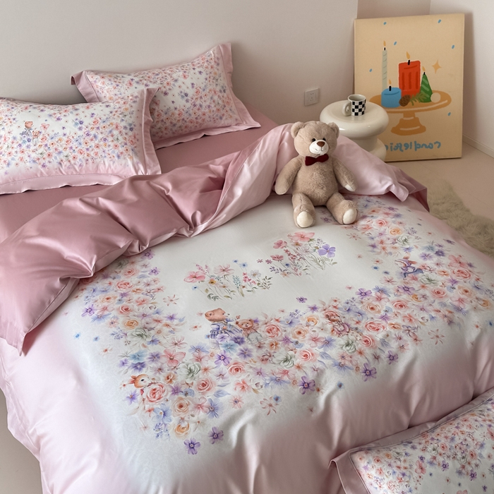 91家纺网 家纺一手货源 找家纺 U品汇 2026新品纯棉全棉平网大版数码印花四件套高端60支长绒棉贡缎埋绳宽边系列 花漾熊趣（粉）