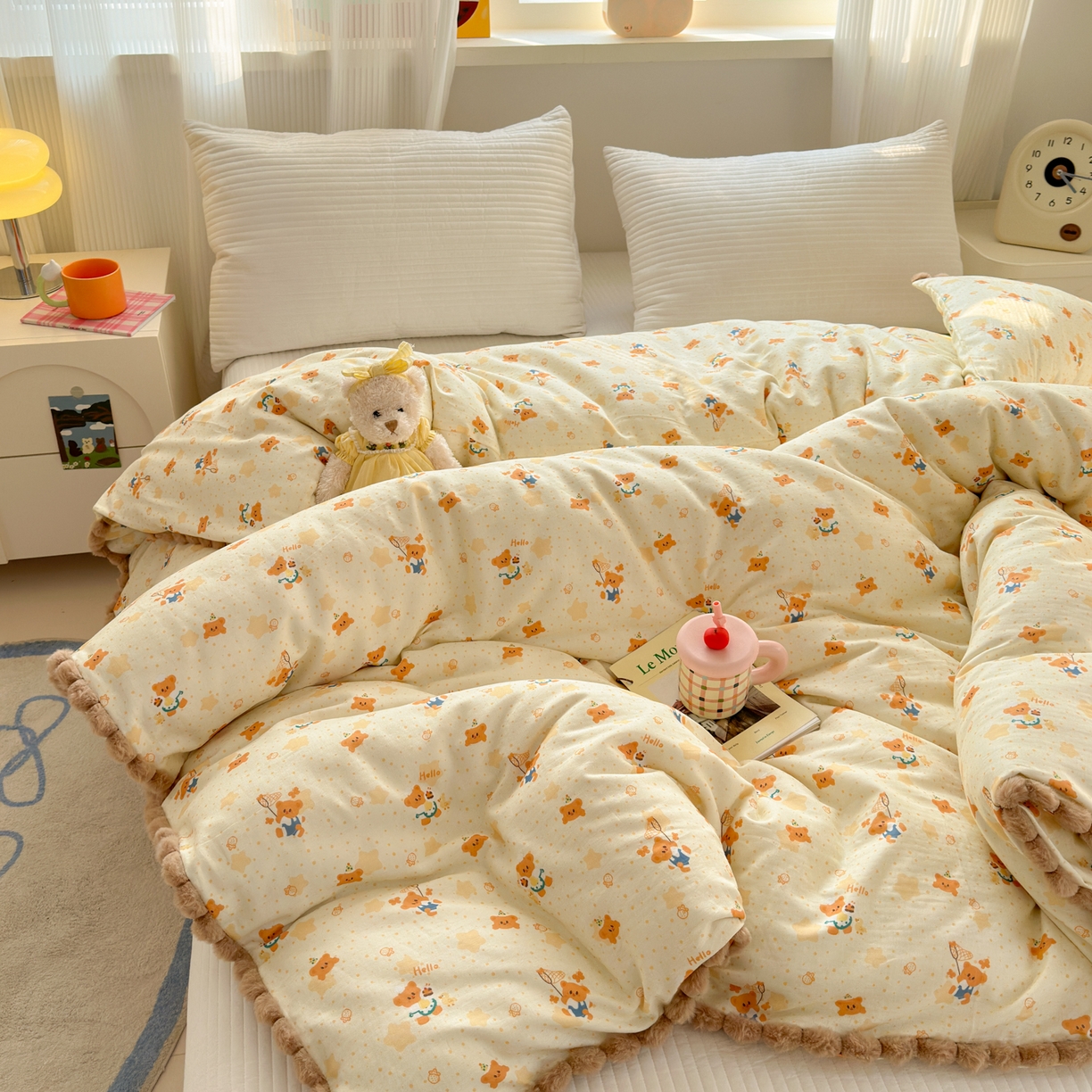 91家纺网 家纺一手货源 找家纺 丽涵家纺 2026新款全棉双层纱毛球花边单品被套 小熊郊游