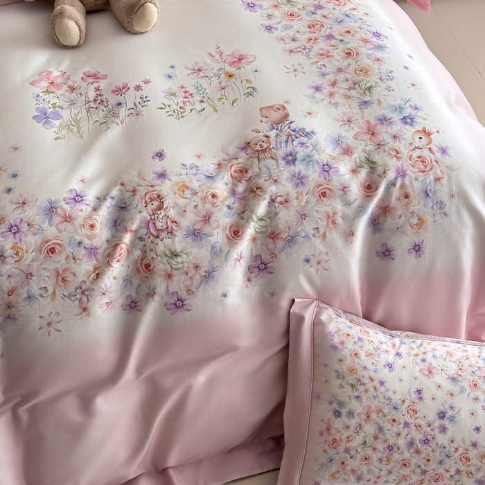 91家纺网 家纺一手货源 找家纺 U品汇 2026新品纯棉全棉平网大版数码印花四件套高端60支长绒棉贡缎埋绳宽边系列 花漾熊趣（粉）