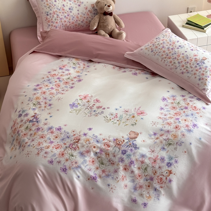 91家纺网 家纺一手货源 找家纺 U品汇 2026新品纯棉全棉平网大版数码印花四件套高端60支长绒棉贡缎埋绳宽边系列 花漾熊趣（粉）