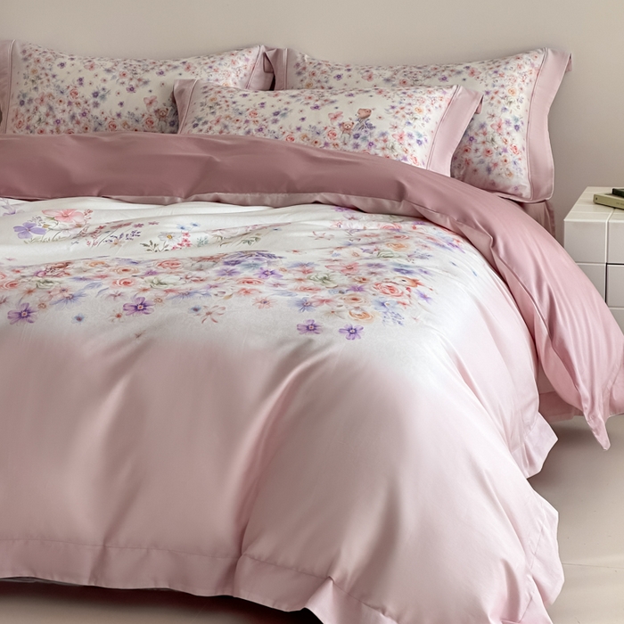 91家纺网 家纺一手货源 找家纺 U品汇 2026新品纯棉全棉平网大版数码印花四件套高端60支长绒棉贡缎埋绳宽边系列 花漾熊趣（粉）