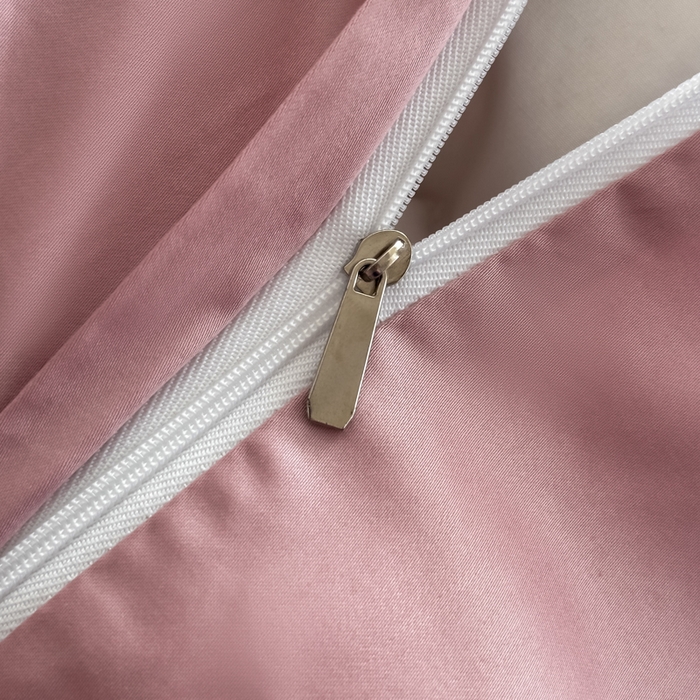 91家纺网 家纺一手货源 找家纺 U品汇 2026新品纯棉全棉平网大版数码印花四件套高端60支长绒棉贡缎埋绳宽边系列 花漾熊趣（粉）