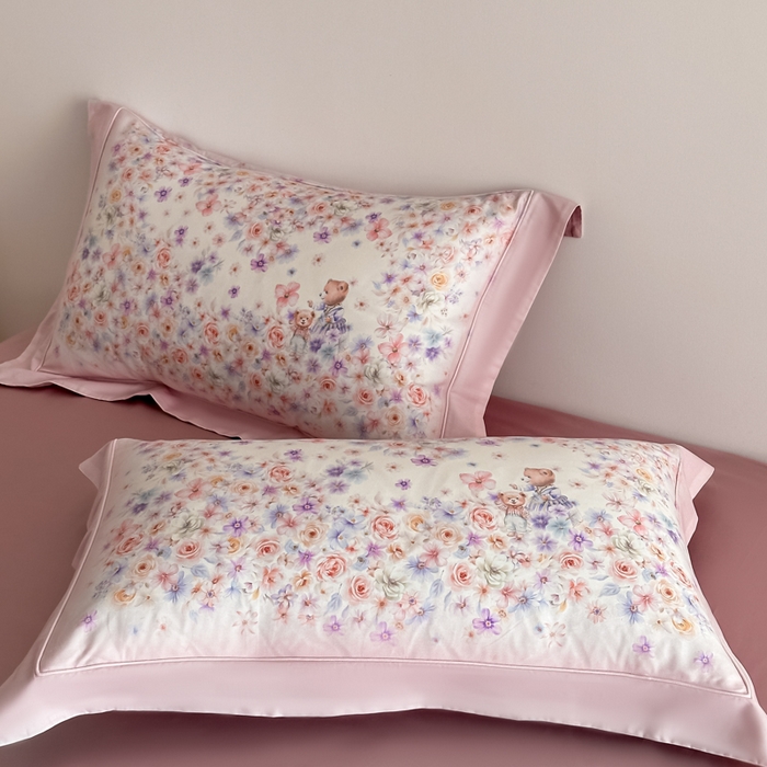 91家纺网 家纺一手货源 找家纺 U品汇 2026新品纯棉全棉平网大版数码印花四件套高端60支长绒棉贡缎埋绳宽边系列 花漾熊趣（粉）