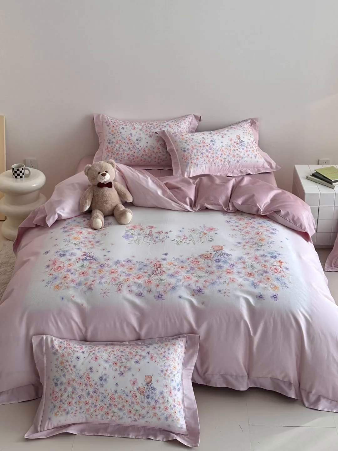 91家纺网 家纺一手货源 找家纺 U品汇 2026新品纯棉全棉平网大版数码印花四件套高端60支长绒棉贡缎埋绳宽边系列 花漾熊趣（粉）