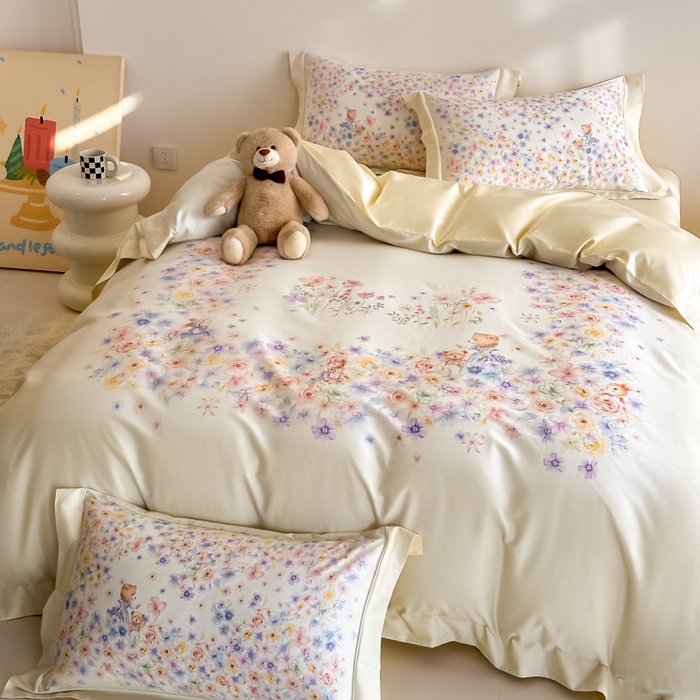 91家纺网 家纺一手货源 找家纺 U品汇 2026新品纯棉全棉平网大版数码印花四件套高端60支长绒棉贡缎埋绳宽边系列 花漾熊趣（绿）