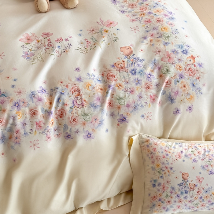 91家纺网 家纺一手货源 找家纺 U品汇 2026新品纯棉全棉平网大版数码印花四件套高端60支长绒棉贡缎埋绳宽边系列 花漾熊趣（绿）