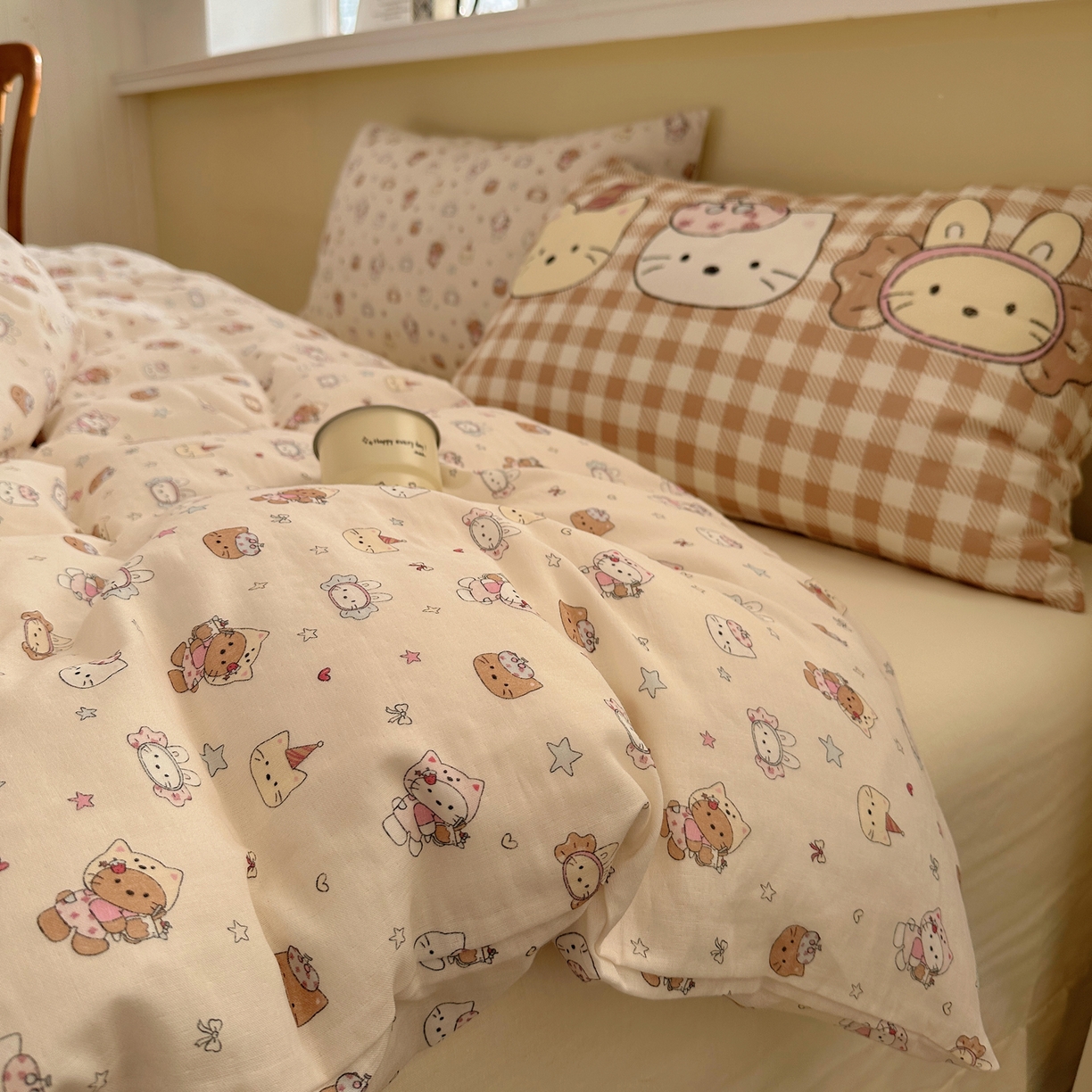 91家纺网 家纺一手货源 找家纺 耀悦家纺 2026新款双层纱全棉四件套大版枕套混搭款博主ins风格款纯棉四件套 闪耀萌宠喵