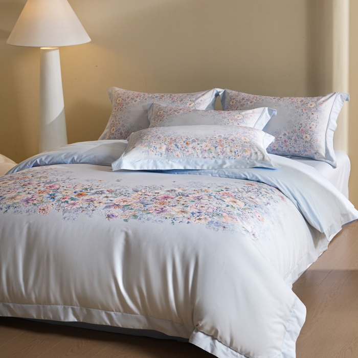 91家纺网 家纺一手货源 找家纺 U品汇 2026新品纯棉全棉平网大版数码印花四件套高端60支长绒棉贡缎埋绳宽边系列 花影轻描（蓝）