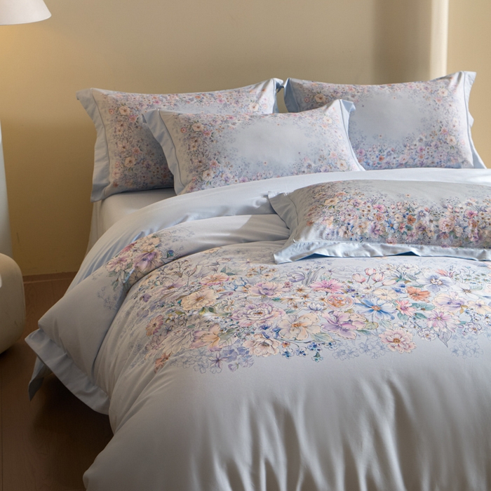 91家纺网 家纺一手货源 找家纺 U品汇 2026新品纯棉全棉平网大版数码印花四件套高端60支长绒棉贡缎埋绳宽边系列 花影轻描（蓝）