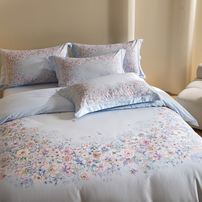 91家纺网 家纺一手货源 找家纺 U品汇 2026新品纯棉全棉平网大版数码印花四件套高端60支长绒棉贡缎埋绳宽边系列 花影轻描（蓝）