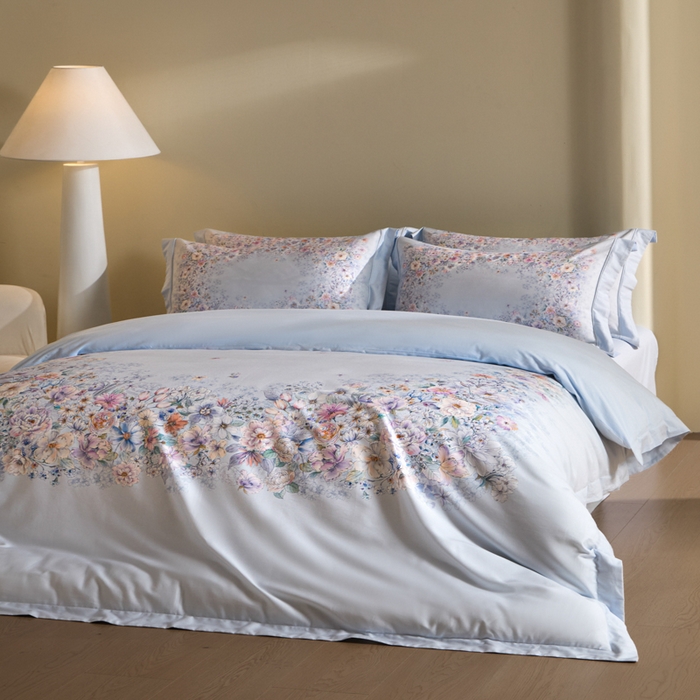 91家纺网 家纺一手货源 找家纺 U品汇 2026新品纯棉全棉平网大版数码印花四件套高端60支长绒棉贡缎埋绳宽边系列 花影轻描（蓝）