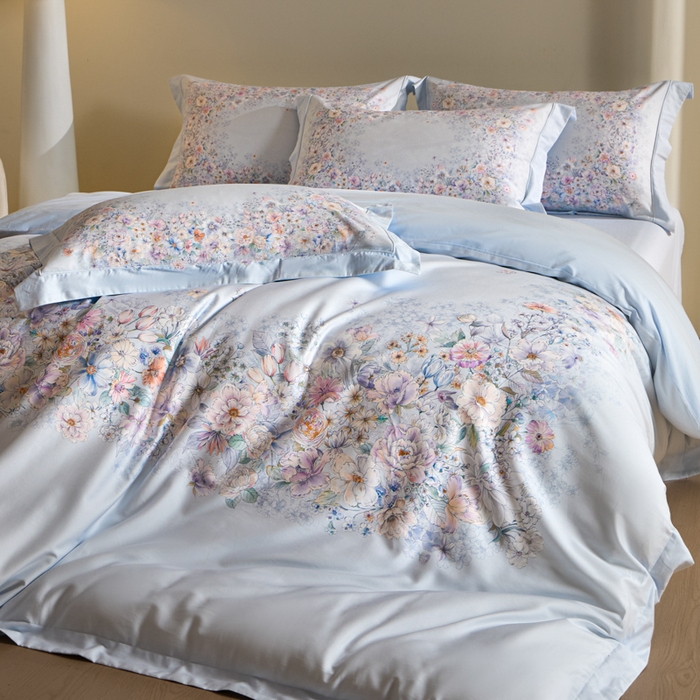 91家纺网 家纺一手货源 找家纺 U品汇 2026新品纯棉全棉平网大版数码印花四件套高端60支长绒棉贡缎埋绳宽边系列 花影轻描（蓝）