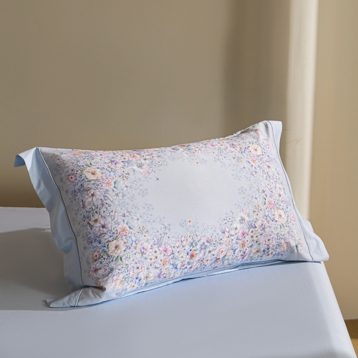 91家纺网 家纺一手货源 找家纺 U品汇 2026新品纯棉全棉平网大版数码印花四件套高端60支长绒棉贡缎埋绳宽边系列 花影轻描（蓝）