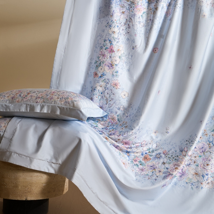 91家纺网 家纺一手货源 找家纺 U品汇 2026新品纯棉全棉平网大版数码印花四件套高端60支长绒棉贡缎埋绳宽边系列 花影轻描（蓝）