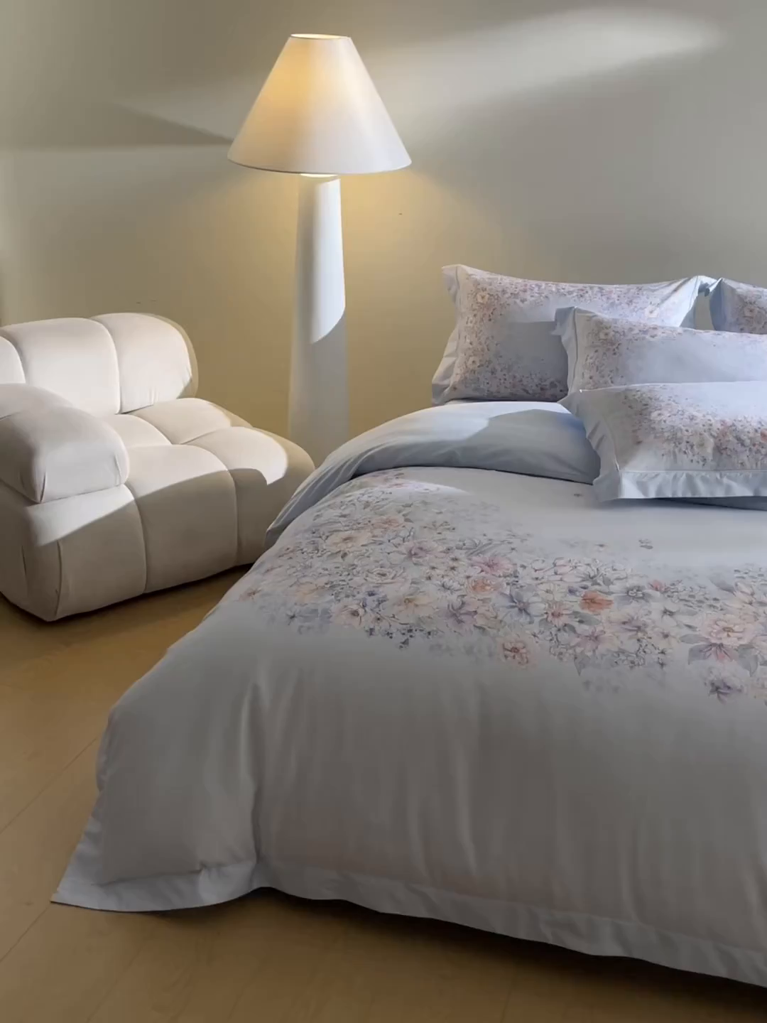 91家纺网 家纺一手货源 找家纺 U品汇 2026新品纯棉全棉平网大版数码印花四件套高端60支长绒棉贡缎埋绳宽边系列 花影轻描（蓝）