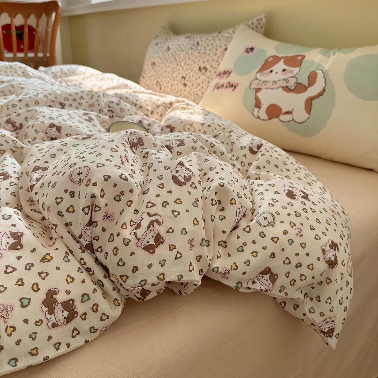 91家纺网 家纺一手货源 找家纺 耀悦家纺 2026新款双层纱全棉四件套大版枕套混搭款博主ins风格款纯棉四件套 combo苹果猫