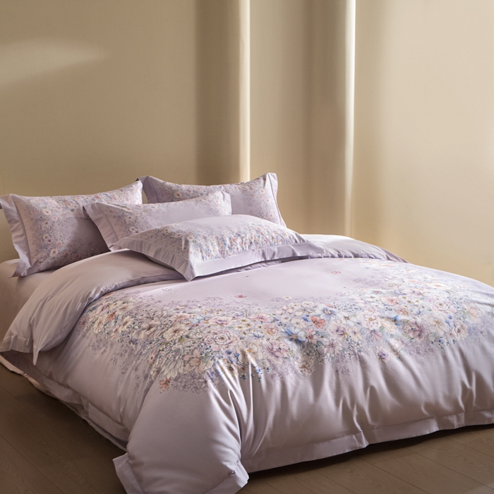 91家纺网 家纺一手货源 找家纺 U品汇 2026新品纯棉全棉平网大版数码印花四件套高端60支长绒棉贡缎埋绳宽边系列 花影轻描（紫）