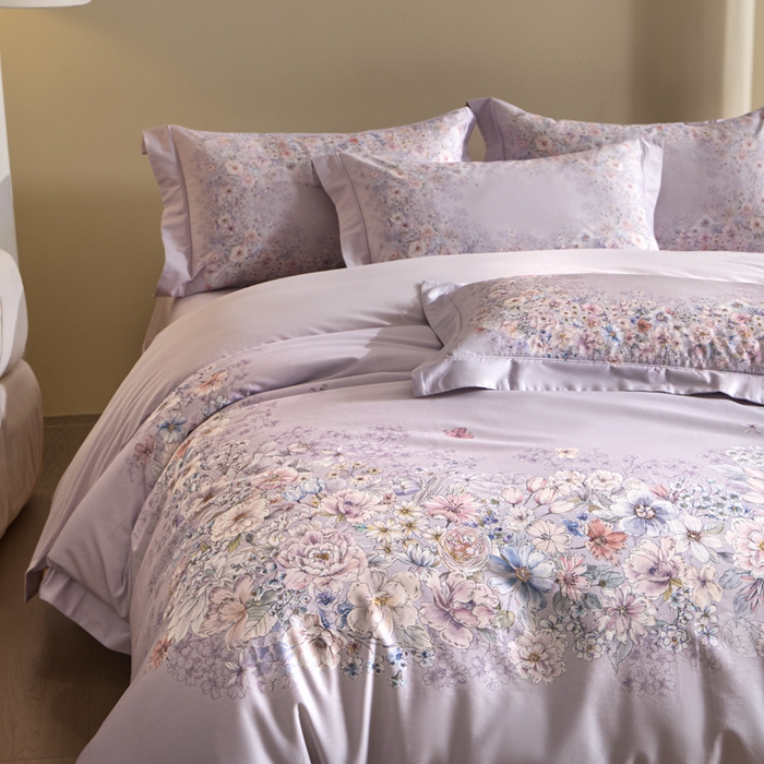 91家纺网 家纺一手货源 找家纺 U品汇 2026新品纯棉全棉平网大版数码印花四件套高端60支长绒棉贡缎埋绳宽边系列 花影轻描（紫）