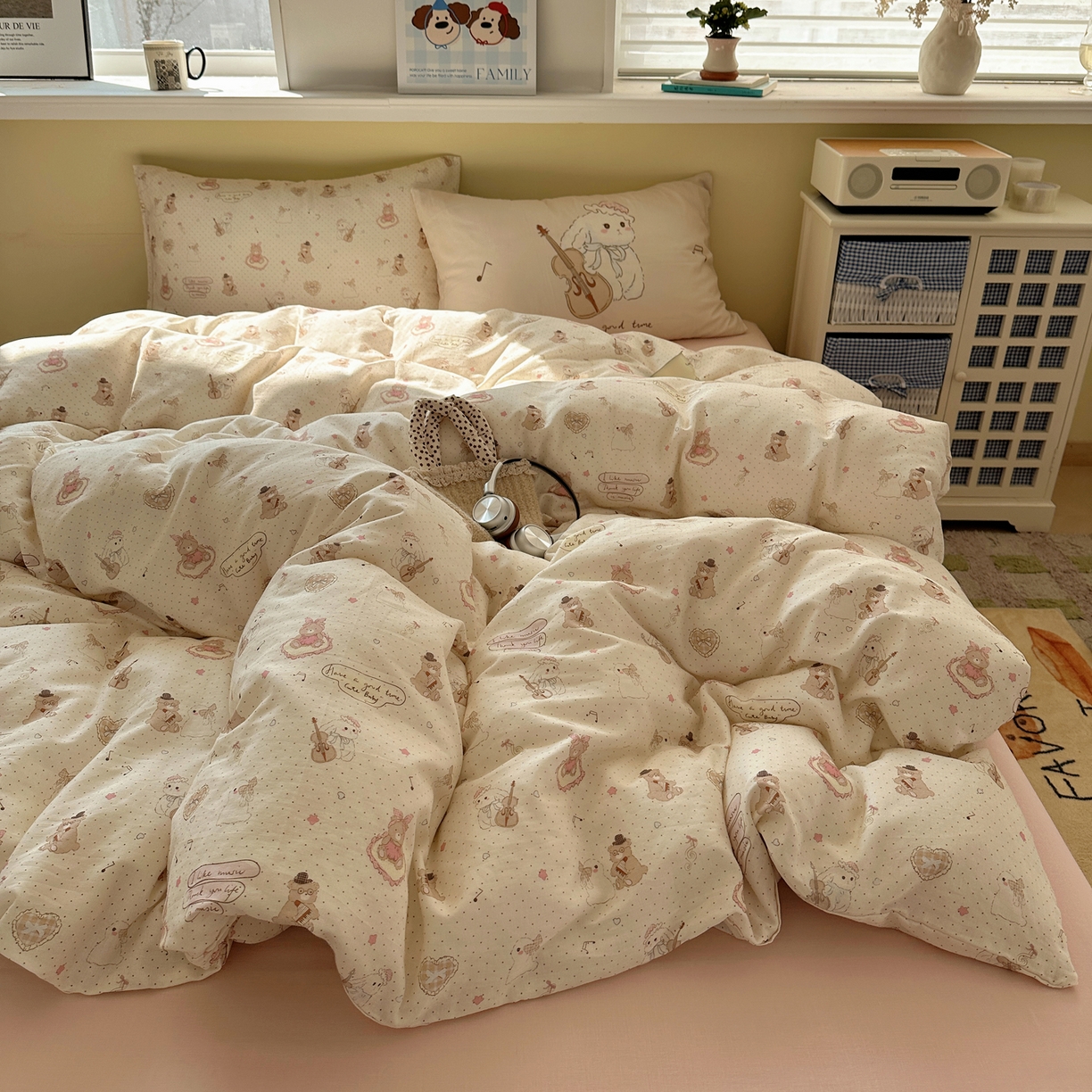 91家纺网 家纺一手货源 找家纺 耀悦家纺 2026新款双层纱全棉四件套大版枕套混搭款博主ins风格款纯棉四件套 拉大提琴的兔兔