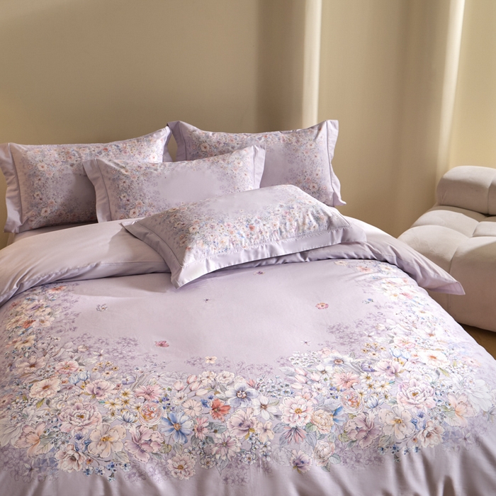 91家纺网 家纺一手货源 找家纺 U品汇 2026新品纯棉全棉平网大版数码印花四件套高端60支长绒棉贡缎埋绳宽边系列 花影轻描（紫）