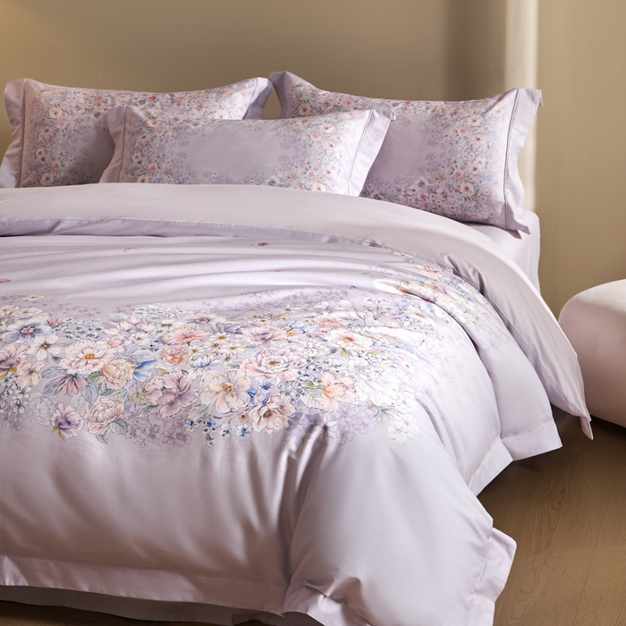 91家纺网 家纺一手货源 找家纺 U品汇 2026新品纯棉全棉平网大版数码印花四件套高端60支长绒棉贡缎埋绳宽边系列 花影轻描（紫）