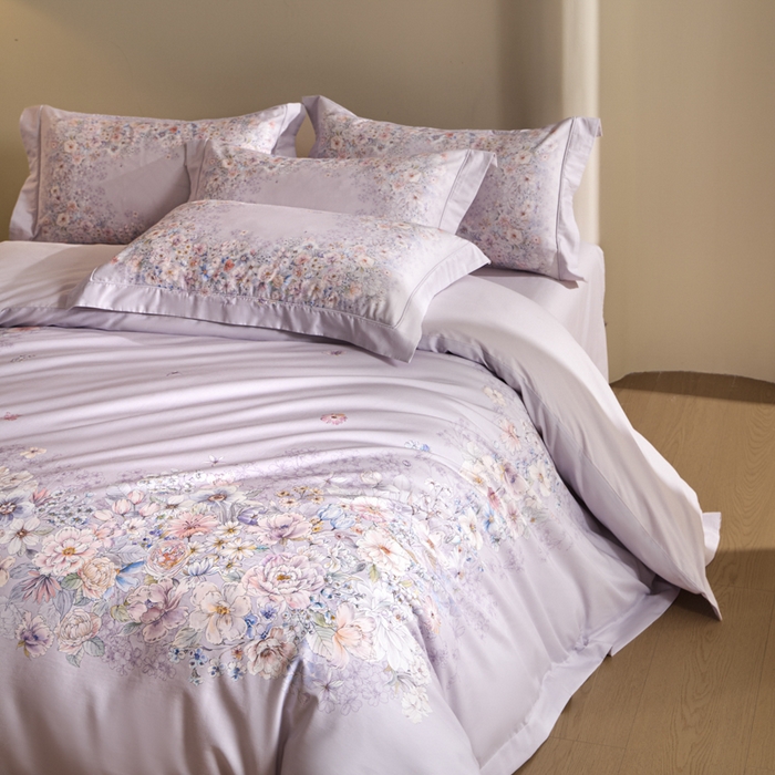 91家纺网 家纺一手货源 找家纺 U品汇 2026新品纯棉全棉平网大版数码印花四件套高端60支长绒棉贡缎埋绳宽边系列 花影轻描（紫）