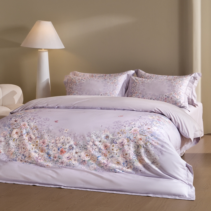 91家纺网 家纺一手货源 找家纺 U品汇 2026新品纯棉全棉平网大版数码印花四件套高端60支长绒棉贡缎埋绳宽边系列 花影轻描（紫）