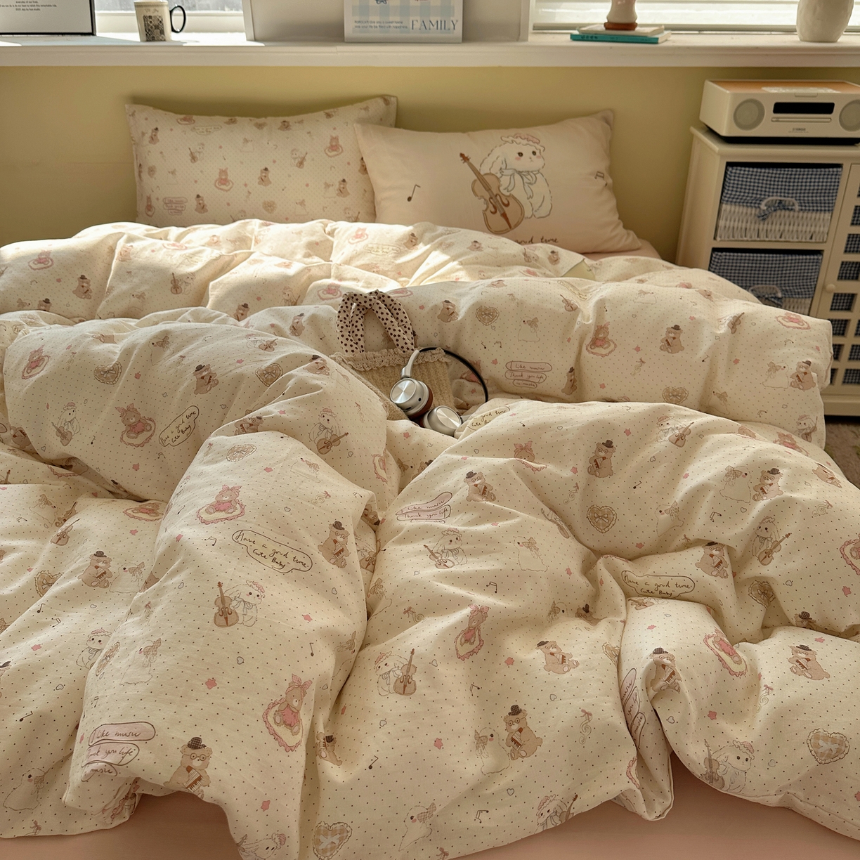 91家纺网 家纺一手货源 找家纺 耀悦家纺 2026新款双层纱全棉四件套大版枕套混搭款博主ins风格款纯棉四件套 拉大提琴的兔兔