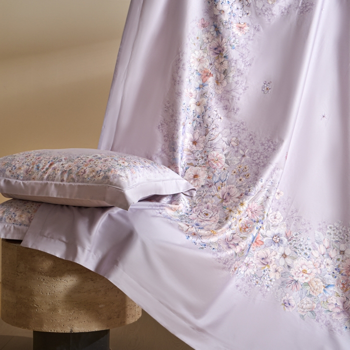 91家纺网 家纺一手货源 找家纺 U品汇 2026新品纯棉全棉平网大版数码印花四件套高端60支长绒棉贡缎埋绳宽边系列 花影轻描（紫）