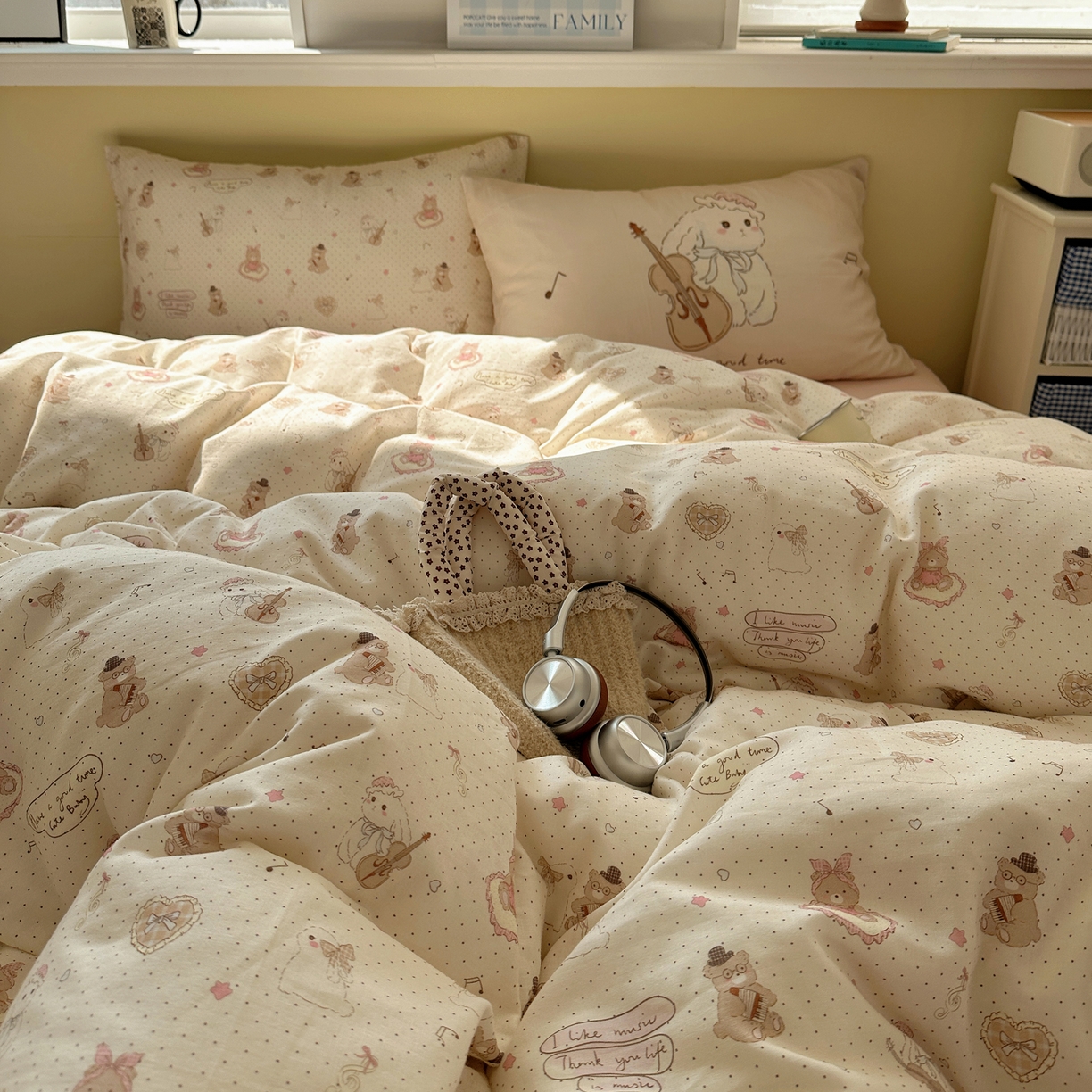 91家纺网 家纺一手货源 找家纺 耀悦家纺 2026新款双层纱全棉四件套大版枕套混搭款博主ins风格款纯棉四件套 拉大提琴的兔兔