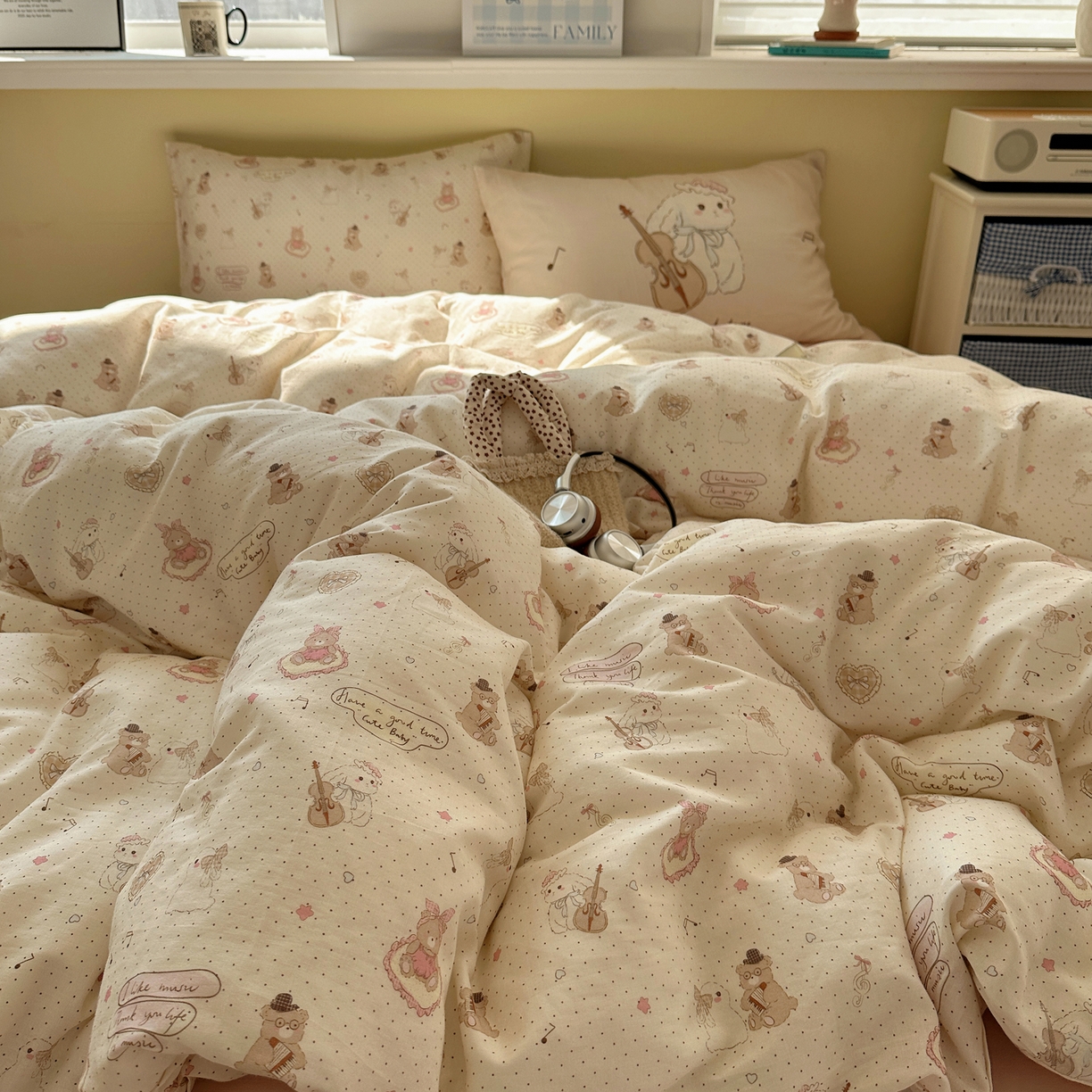 91家纺网 家纺一手货源 找家纺 耀悦家纺 2026新款双层纱全棉四件套大版枕套混搭款博主ins风格款纯棉四件套 拉大提琴的兔兔