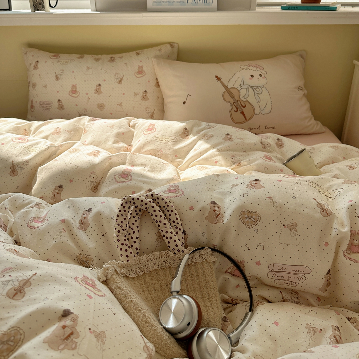 91家纺网 家纺一手货源 找家纺 耀悦家纺 2026新款双层纱全棉四件套大版枕套混搭款博主ins风格款纯棉四件套 拉大提琴的兔兔