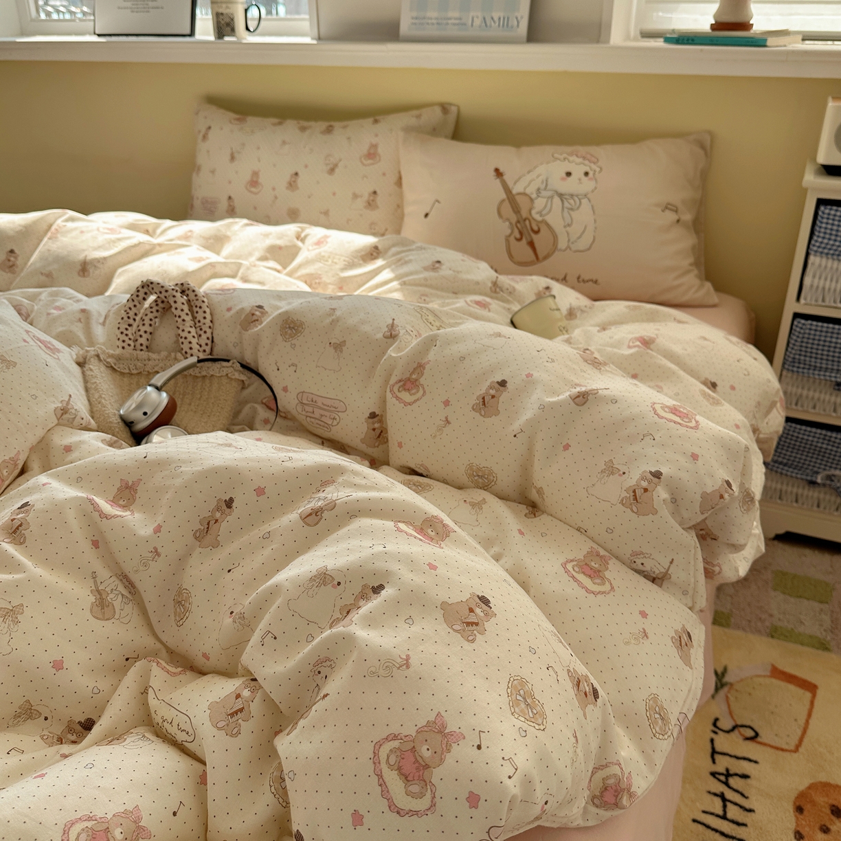 91家纺网 家纺一手货源 找家纺 耀悦家纺 2026新款双层纱全棉四件套大版枕套混搭款博主ins风格款纯棉四件套 拉大提琴的兔兔