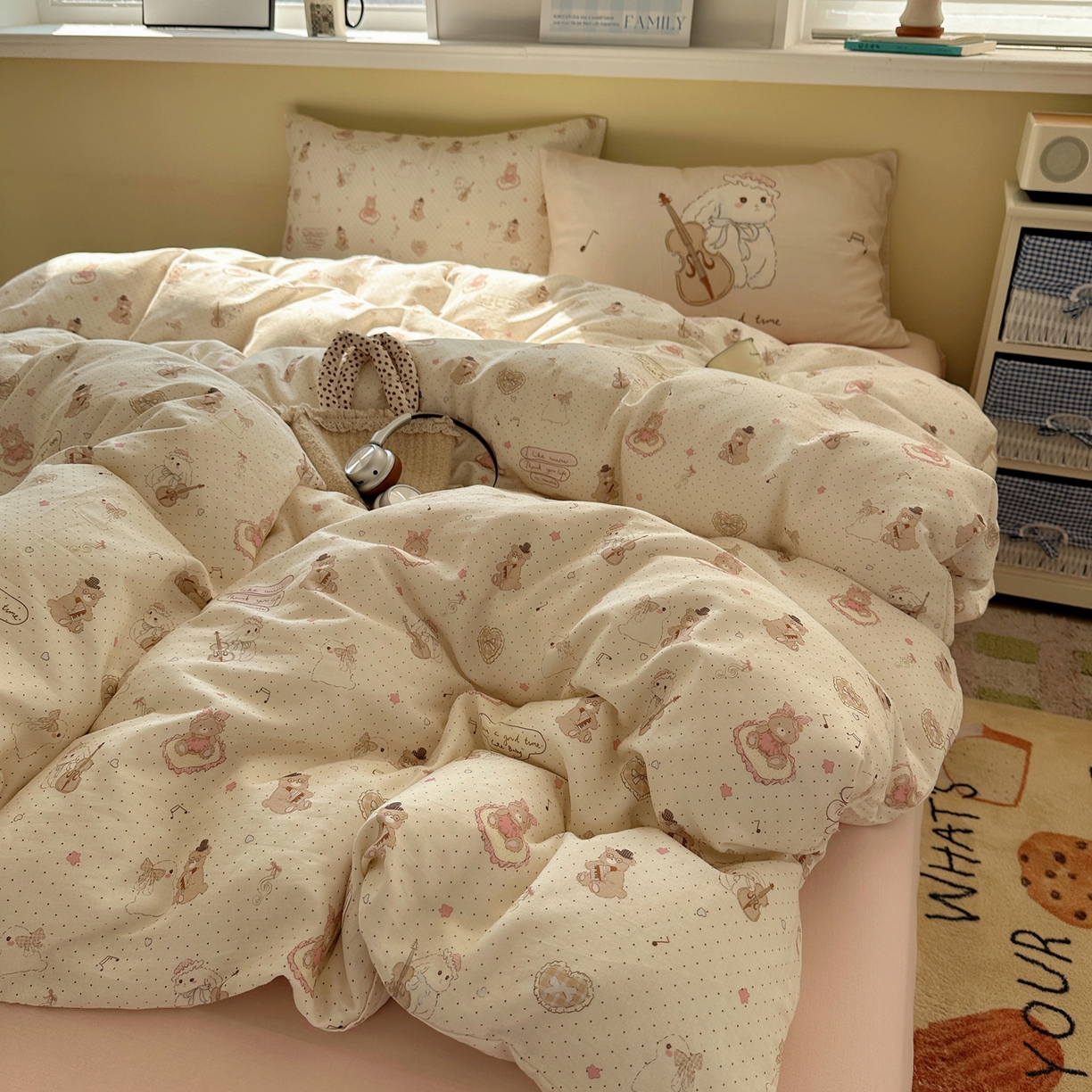 91家纺网 家纺一手货源 找家纺 耀悦家纺 2026新款双层纱全棉四件套大版枕套混搭款博主ins风格款纯棉四件套 拉大提琴的兔兔