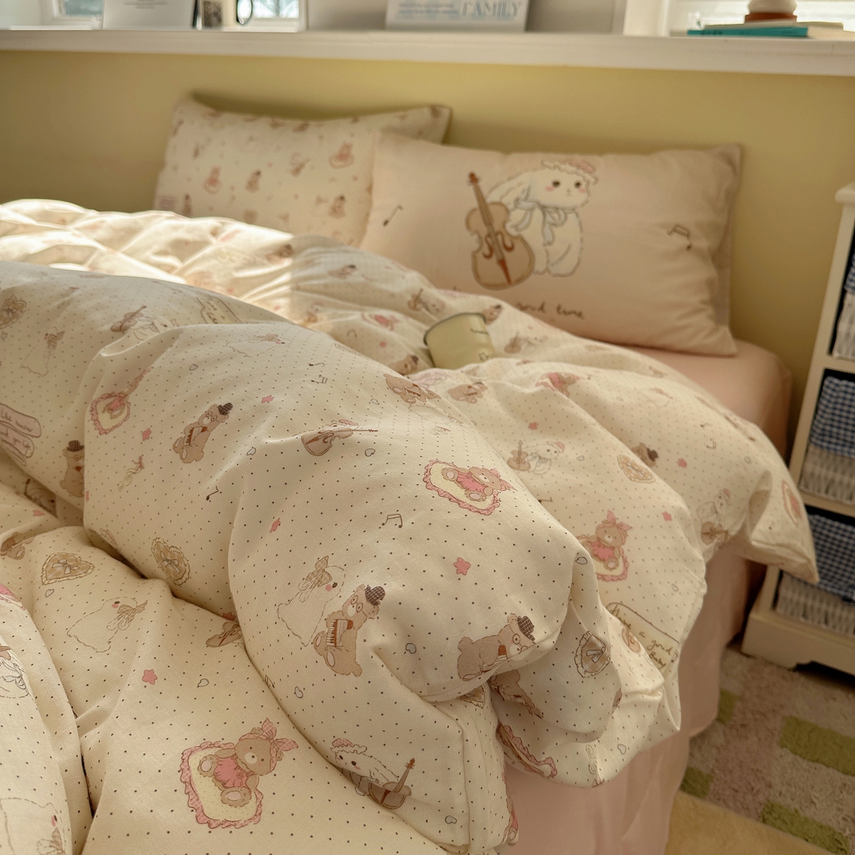 91家纺网 家纺一手货源 找家纺 耀悦家纺 2026新款双层纱全棉四件套大版枕套混搭款博主ins风格款纯棉四件套 拉大提琴的兔兔