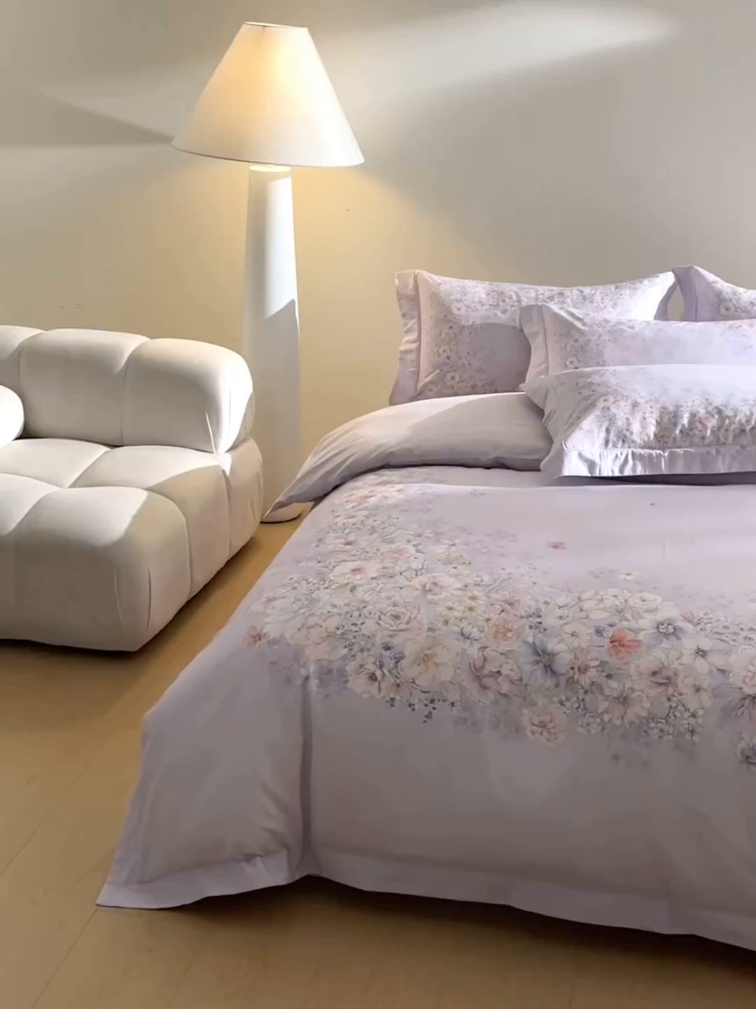 91家纺网 家纺一手货源 找家纺 U品汇 2026新品纯棉全棉平网大版数码印花四件套高端60支长绒棉贡缎埋绳宽边系列 花影轻描（紫）