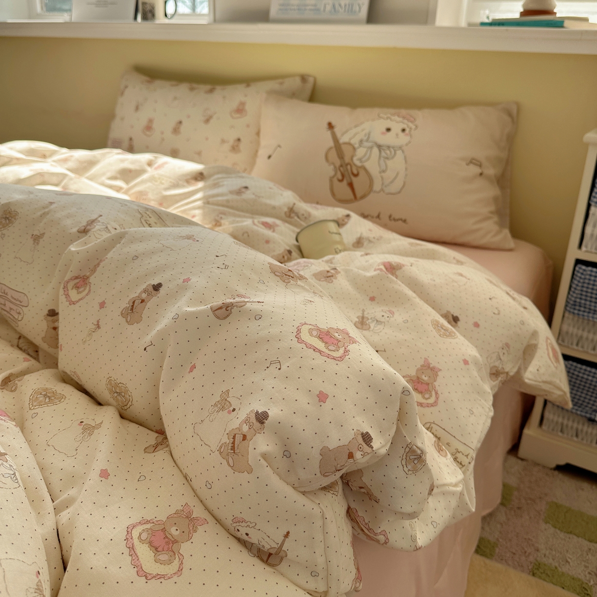 91家纺网 家纺一手货源 找家纺 耀悦家纺 2026新款双层纱全棉四件套大版枕套混搭款博主ins风格款纯棉四件套 拉大提琴的兔兔