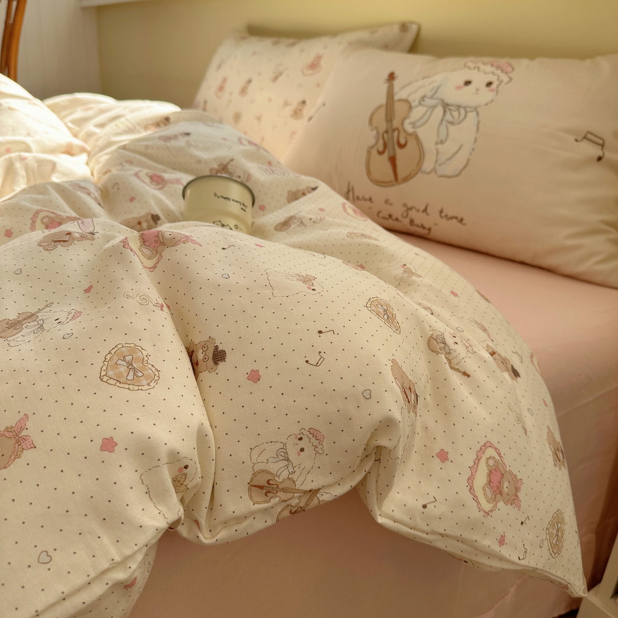 91家纺网 家纺一手货源 找家纺 耀悦家纺 2026新款双层纱全棉四件套大版枕套混搭款博主ins风格款纯棉四件套 拉大提琴的兔兔