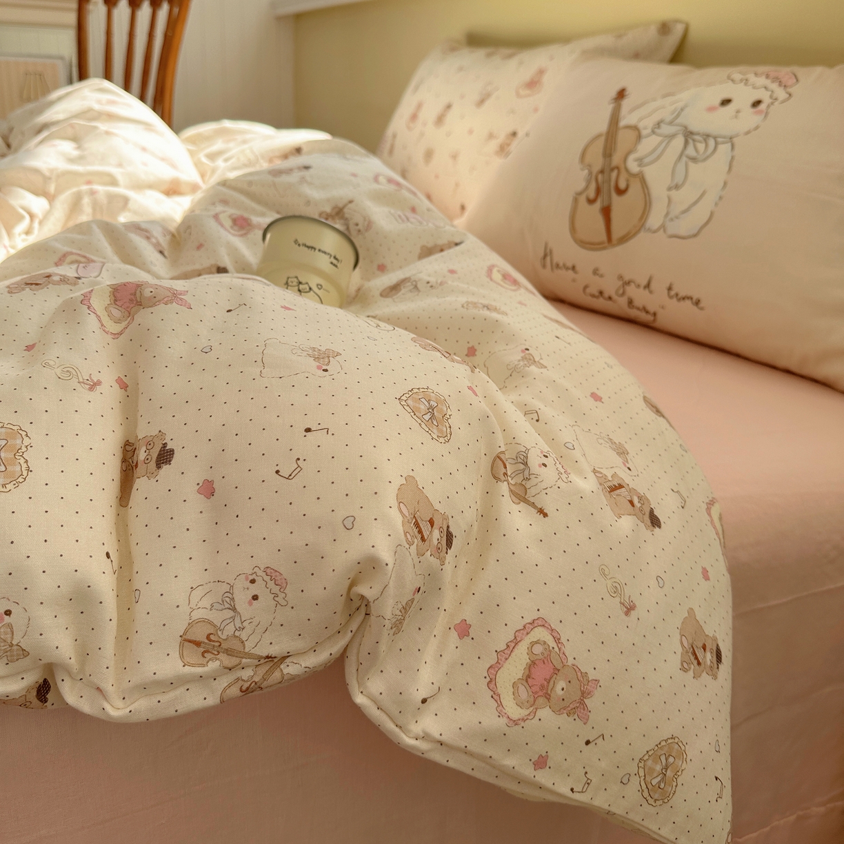 91家纺网 家纺一手货源 找家纺 耀悦家纺 2026新款双层纱全棉四件套大版枕套混搭款博主ins风格款纯棉四件套 拉大提琴的兔兔