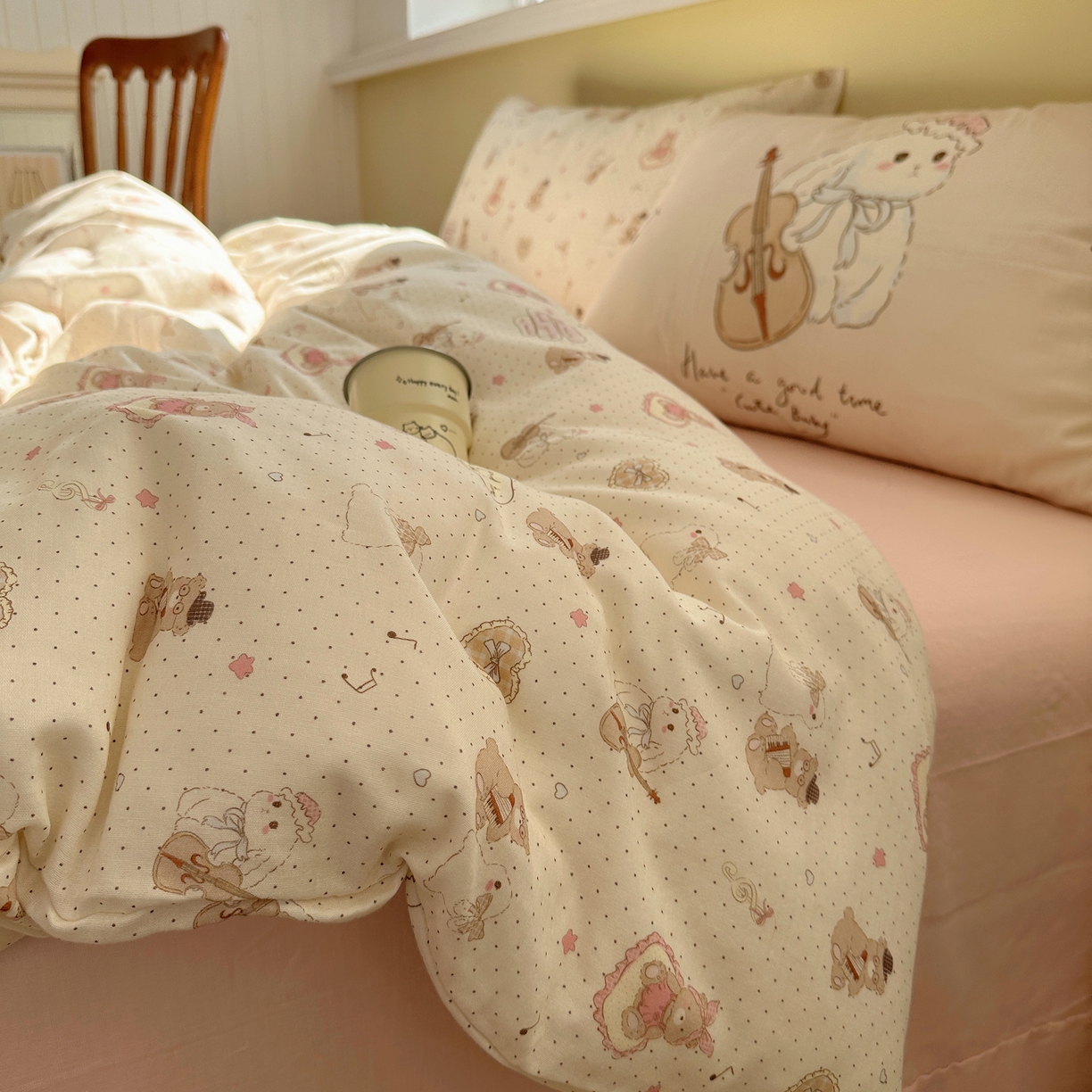 91家纺网 家纺一手货源 找家纺 耀悦家纺 2026新款双层纱全棉四件套大版枕套混搭款博主ins风格款纯棉四件套 拉大提琴的兔兔