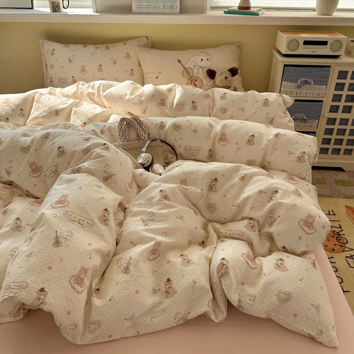 91家纺网 家纺一手货源 找家纺 耀悦家纺 2026新款双层纱全棉四件套大版枕套混搭款博主ins风格款纯棉四件套 拉大提琴的兔兔