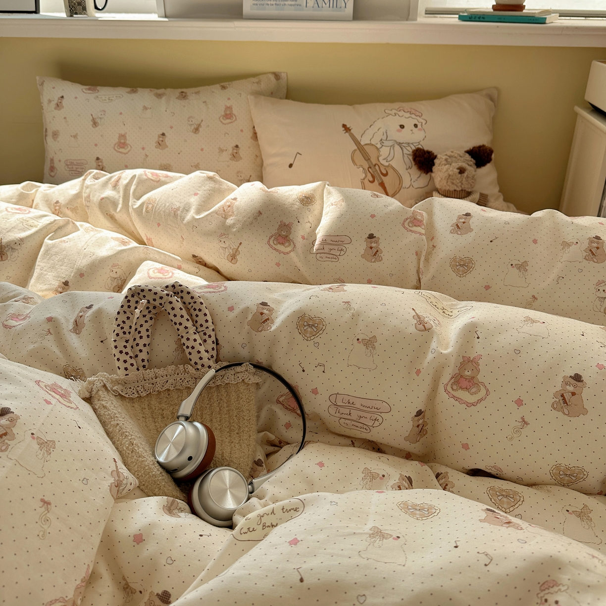 91家纺网 家纺一手货源 找家纺 耀悦家纺 2026新款双层纱全棉四件套大版枕套混搭款博主ins风格款纯棉四件套 拉大提琴的兔兔