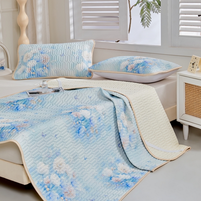 91家纺网 家纺一手货源 找家纺 美丽折2026新品6mm厚天然乳胶凉席三件套 大版印花卡通乳胶凉席平铺款 花影