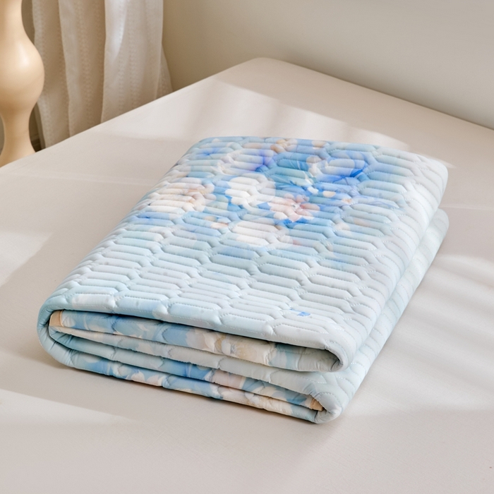 91家纺网 家纺一手货源 找家纺 美丽折2026新品6mm厚天然乳胶凉席三件套 大版印花卡通乳胶凉席平铺款 花影