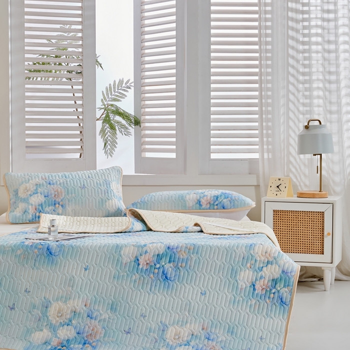 91家纺网 家纺一手货源 找家纺 美丽折2026新品6mm厚天然乳胶凉席三件套 大版印花卡通乳胶凉席平铺款 花影