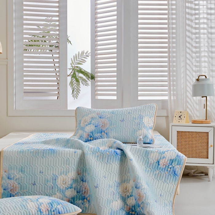 91家纺网 家纺一手货源 找家纺 美丽折2026新品6mm厚天然乳胶凉席三件套 大版印花卡通乳胶凉席平铺款 花影